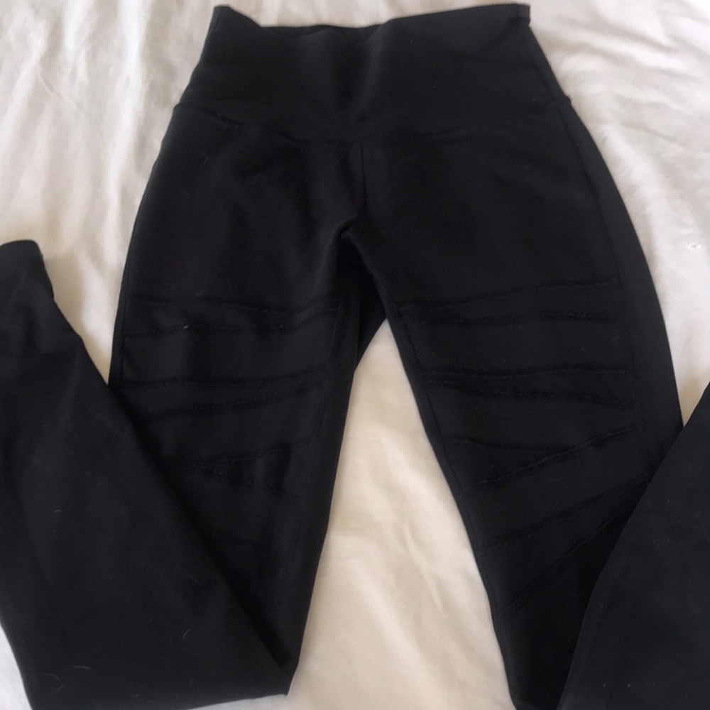 Lululemon meshed zig zag in the front.